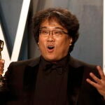 El director surcoreano Bong Joon-Ho holds con su Oscar