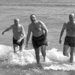 Manuel Fraga (tercero por la izquierda), se bañó en las aguas de Palomares días después del accidente