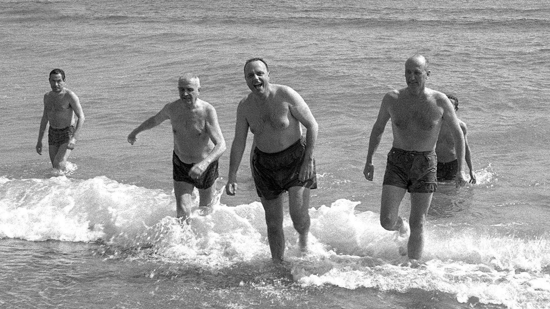 Manuel Fraga (tercero por la izquierda), se bañó en las aguas de Palomares días después del accidente