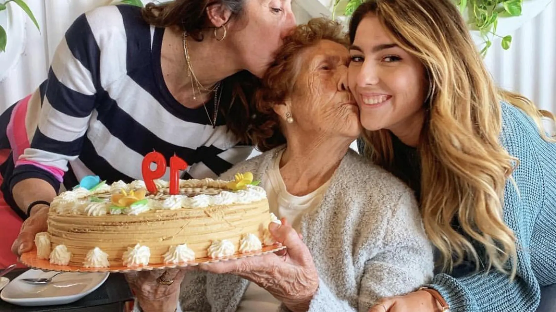 Paz Padilla junto a su madre e hija, celebrando su último cumpleaños