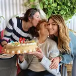 Paz Padilla junto a su madre e hija, celebrando su último cumpleaños