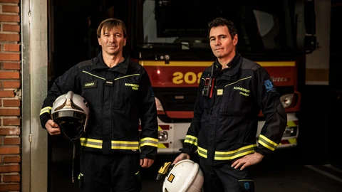 Ricardo Jiménez (derecha), jefe de Guardia en el momento del incendio del Windsor y en la actualidad supervisor de Guardia. Y José Antonio Gómez Milara, jefe de Grupo entonces y hoy suboficial de bomberos del Ayuntamiento de Madrid.