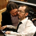 Iglesias habla con Echenique en el debate sobre la legalización de la eutanasia en el Congreso de los Diputados.