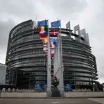 Las banderas nacionales de los estados miembros de la Unión Europea ondean a la entrada del Parlamento Europeo