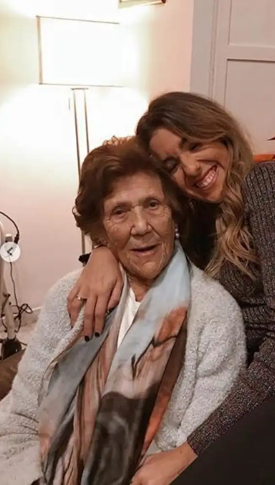 Lola Díaz junto a su nieta, Anna Ferrer