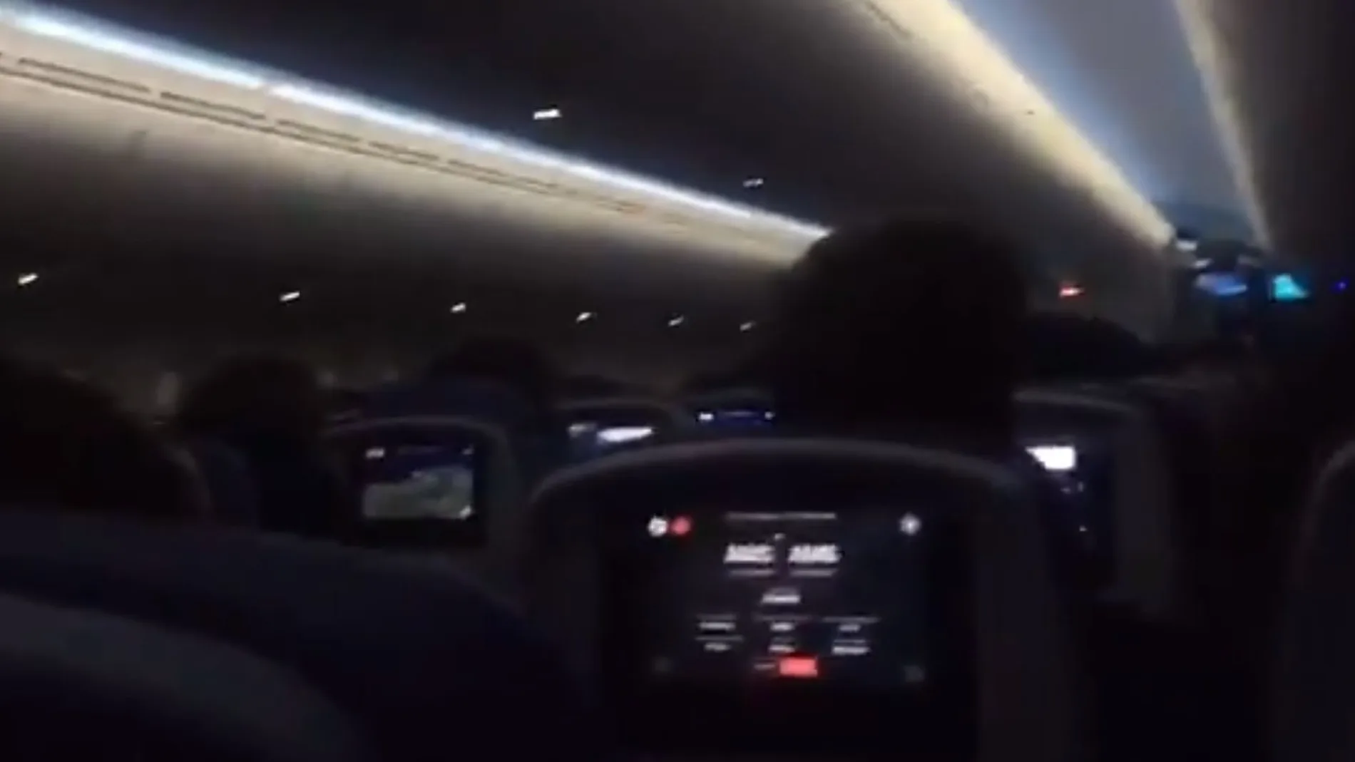 El llanto desesperado de una pasajera de Air Europa por las turbulencias causadas por la tormenta Ciara
