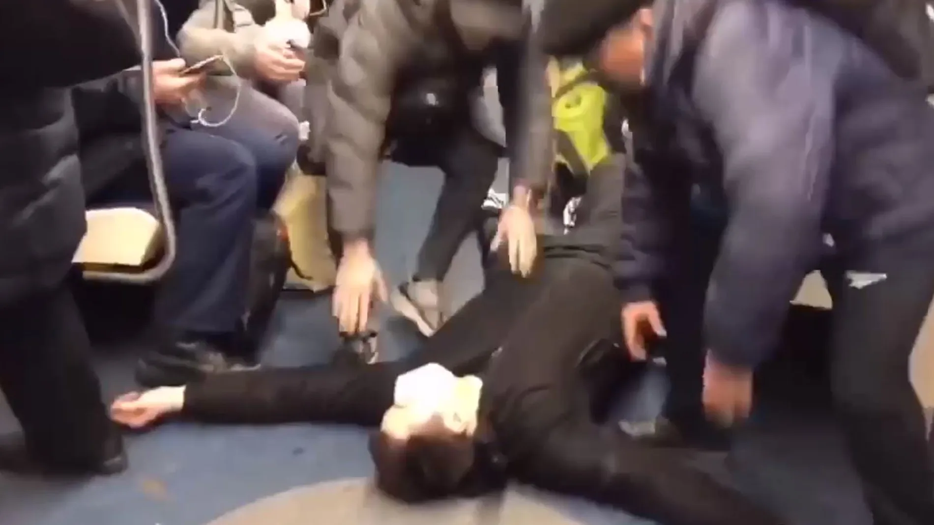 Momento en el que el youtuber simula haber sufrido un desmayo y varios pasajeros tratan de ayudarle