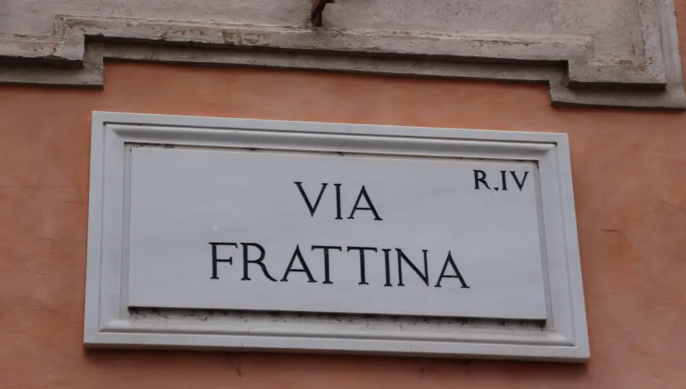 La Via Frattina, es una de las calles por donde caminan los que residen en el barrio.