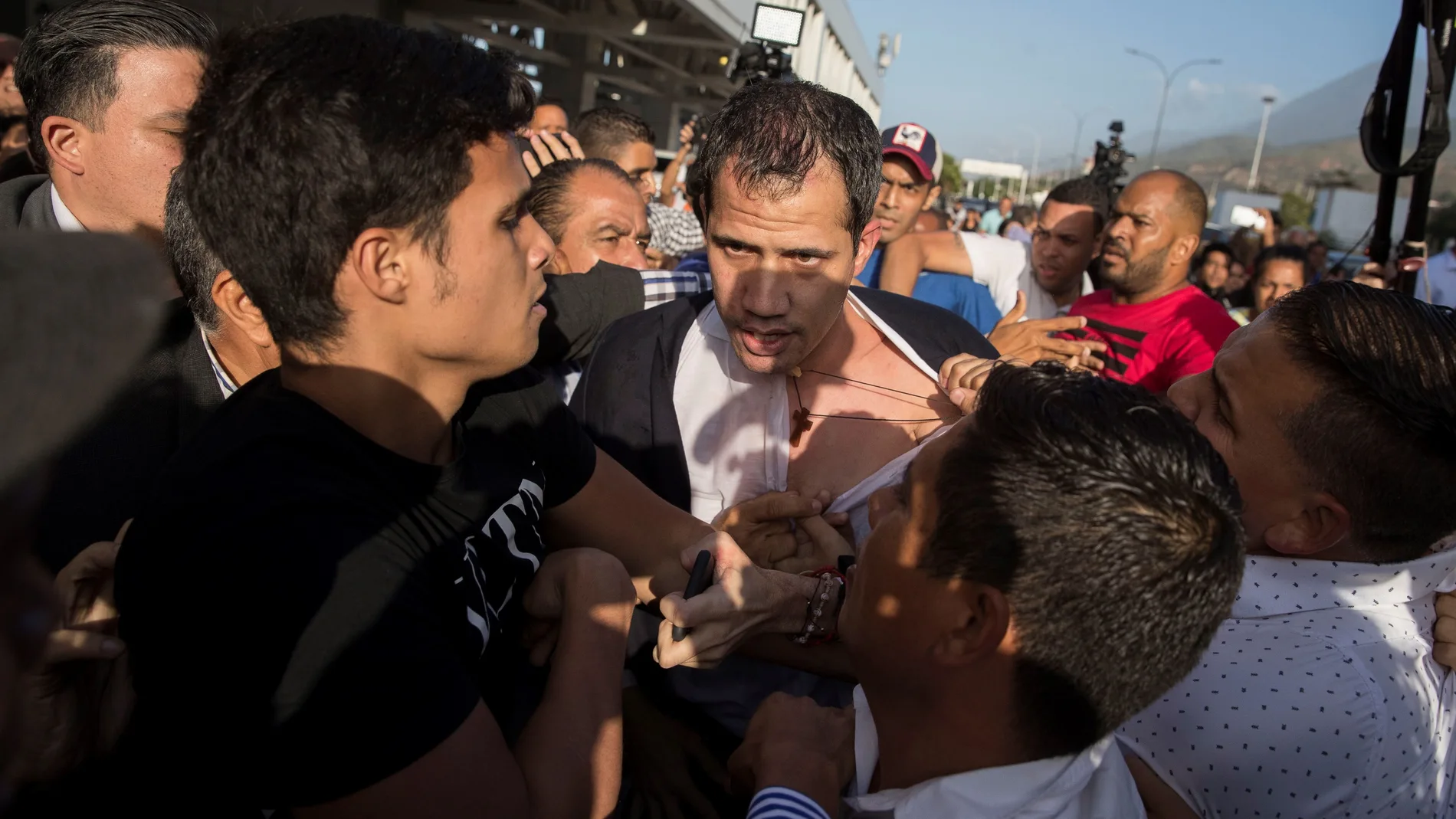 El líder opositor Juan Guaidó fue agredido por una muchedumbre chavista que lo esperba en el aeropuerto de Caracas/EFE