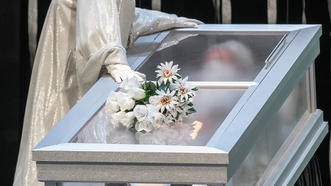Concha Velasco durante la representación de «El funeral», donde interpreta el papel del fantasma de Lucrecia Conti