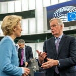 Ursula von der Leyen (I) hablando con el negociador jefe británico del Brexit Michel Barnier (D). EFE/EPA/PATRICK SEEGER