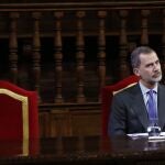 El rey Felipe VI preside el acto de entrega de la VIII edición del "Premio Derechos Humanos Rey de España", a la Asociación Colaboración y Esfuerzo (ACOES) el galardón concedido por el Defensor del Pueblo y la Universidad de Alcalá Plaza de San Diego, en Alcalá de Henares.