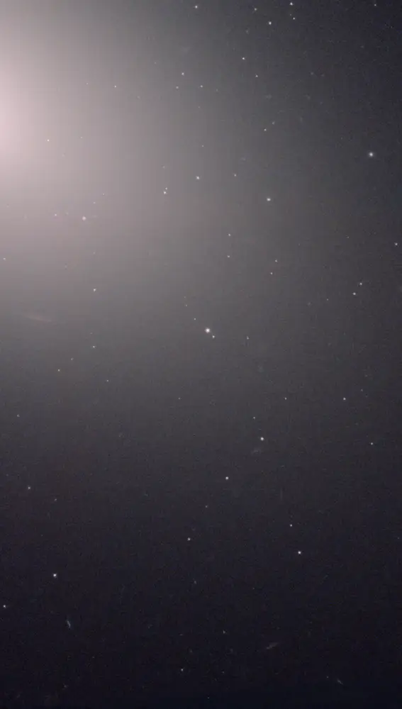 En esta imagen de la galaxia M59 podemos ver el cuerpo principal (arriba a la izquierda) rodeado de una nebulosidad difusa que abarca casi todo campo: es el halo, una región formada también por estrellas pero mucho menos densa y mucho más extensa. A lo largo de toda la imagen podemos ver también muchos puntos pequeños, que parece lógico pensar que serán estrellas de nuestra galaxia que se han colado en primer plano. No lo son: son los cúmulos globulares de M59; centenares de ellos, distribuidos por todo su halo.