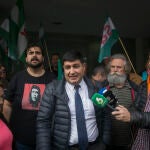 En la imagen, abogado de los sindicalistas atiende a los medios tras la sesión judicial celebrada ayer en Sevilla