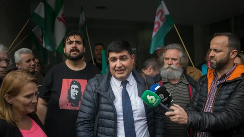 En la imagen, abogado de los sindicalistas atiende a los medios tras la sesión judicial celebrada ayer en Sevilla