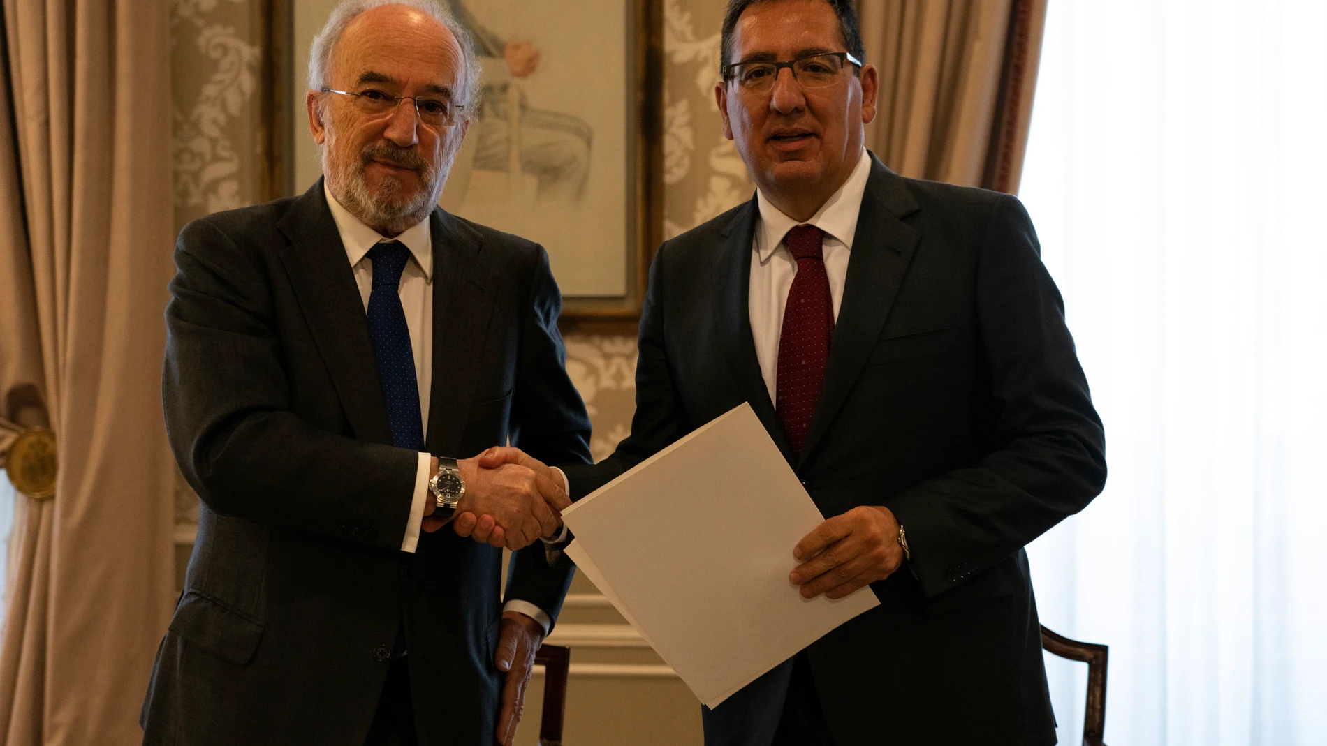 Firma del convenio entre la RAE y la Fundación Cajasol en la Real Academia Española
