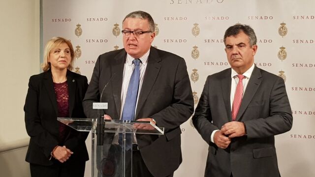 El senador del PP, Francisco Bernabé, junto a Violante Tomás y Juan María Vázquez