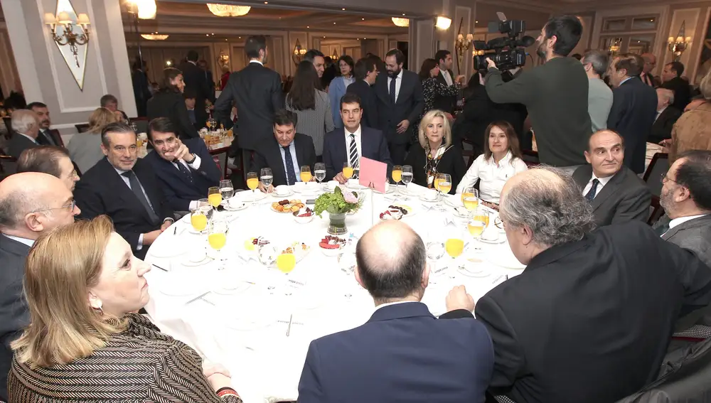 Autoridades asistentes al desayuno informativo