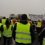 Los concentrados que mantienen cortado el tráfico en la A4, a la altura de Montoro (Córdoba)