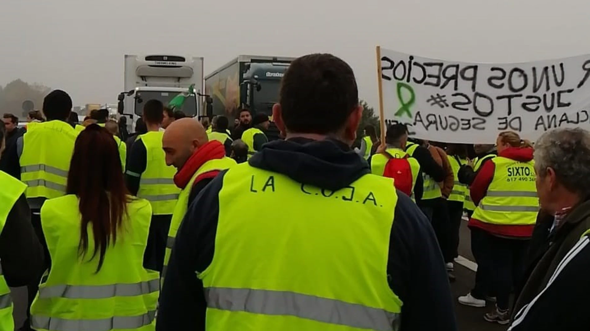 Córdoba.- Un grupo de agricultores corta el tráfico sin autorización en la A4 a la altura de Montoro