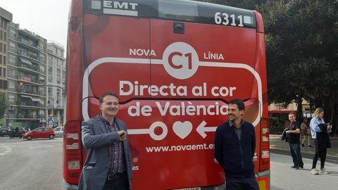 El concejal de Movilidad Sostenible y presidente de la EMT de Valencia, Giuseppe Grezzi, junto al ya exgerente de la entidad, Josep Enric García, que fue quien decidió el despido fulminante de la trabajadora