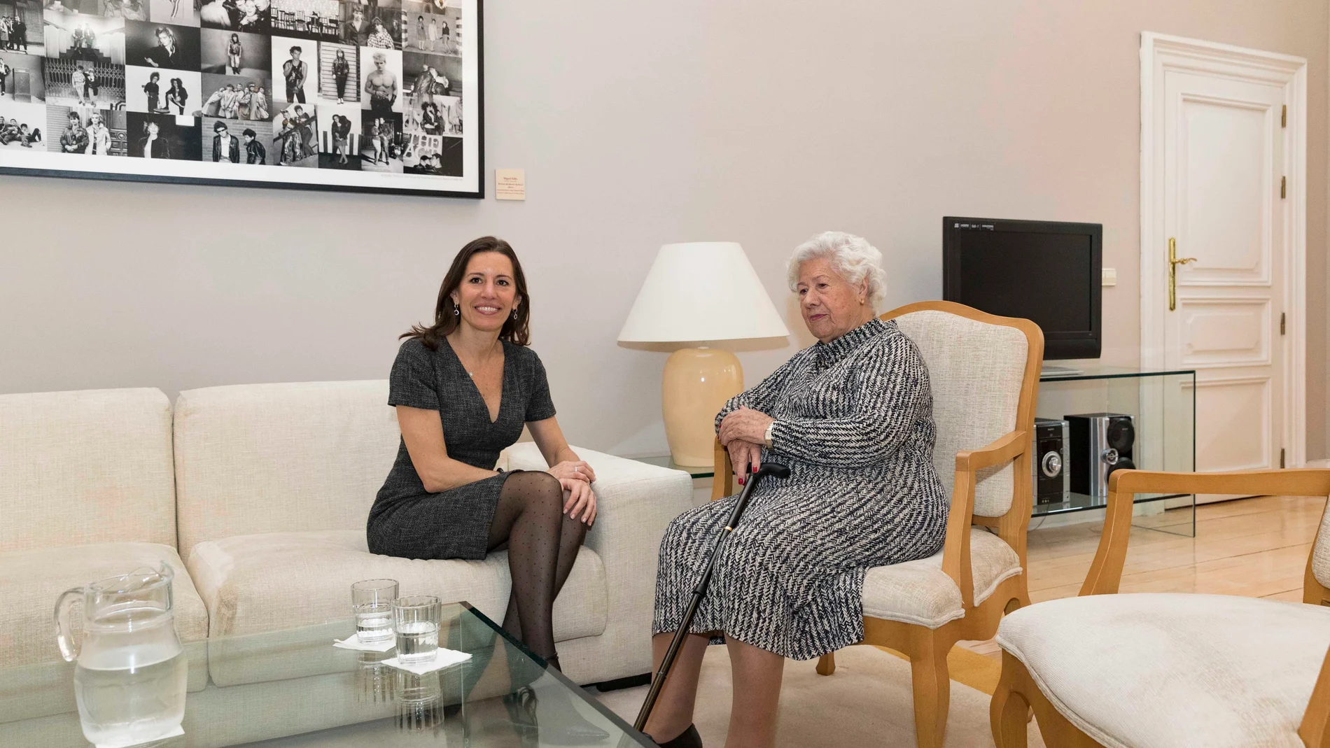 La consejera de Presidencia de la Comunidad de Madrid, Eugenia Carballedo (i) se reúne la concejal electa de Abuelas por Patones, María del Rosario Testa, Charito (d) en la Real Casa de Correos