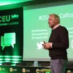 Santiago Cañizares en una charla