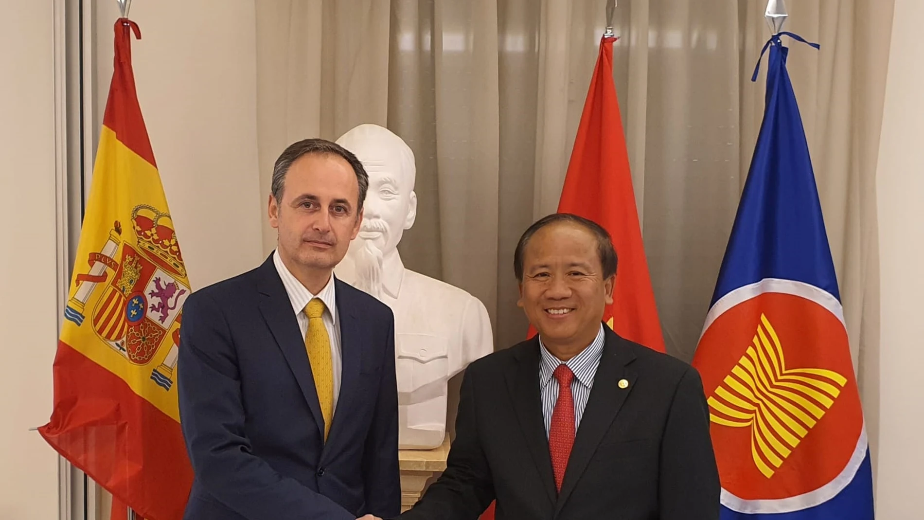 El consejero de Presidencia y Hacienda, Javier Celdrán, durante la entrevista con el embajador de Vietnam en España, Ngo Tien Dung
