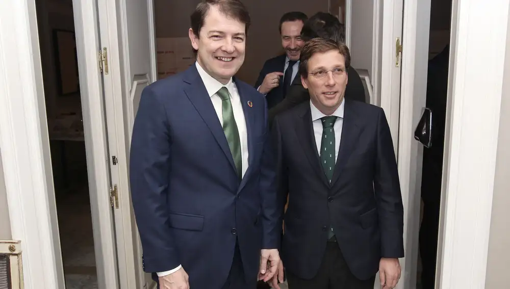 El alcalde de Madrid, José Luis Martínez-Almeida, quiso estar al lado de Alfonso Fernández Mañueco