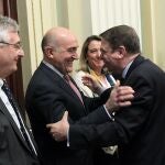 El consejero de Agricultura, Ganadería y Desarrollo Rural, Jesús Julio Carnero, se saluda con el ministro Luis Planas, a su llegada a la reunión