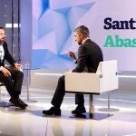 El líder de Vox, Santiago Abascal (i), durante la entrevista ofrecida al informativo de la noche de RTVE