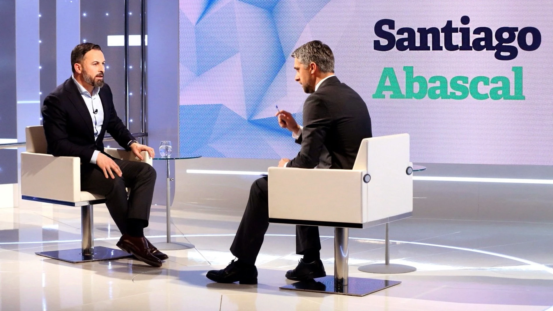 El líder de Vox, Santiago Abascal (i), durante la entrevista ofrecida al informativo de la noche de RTVE