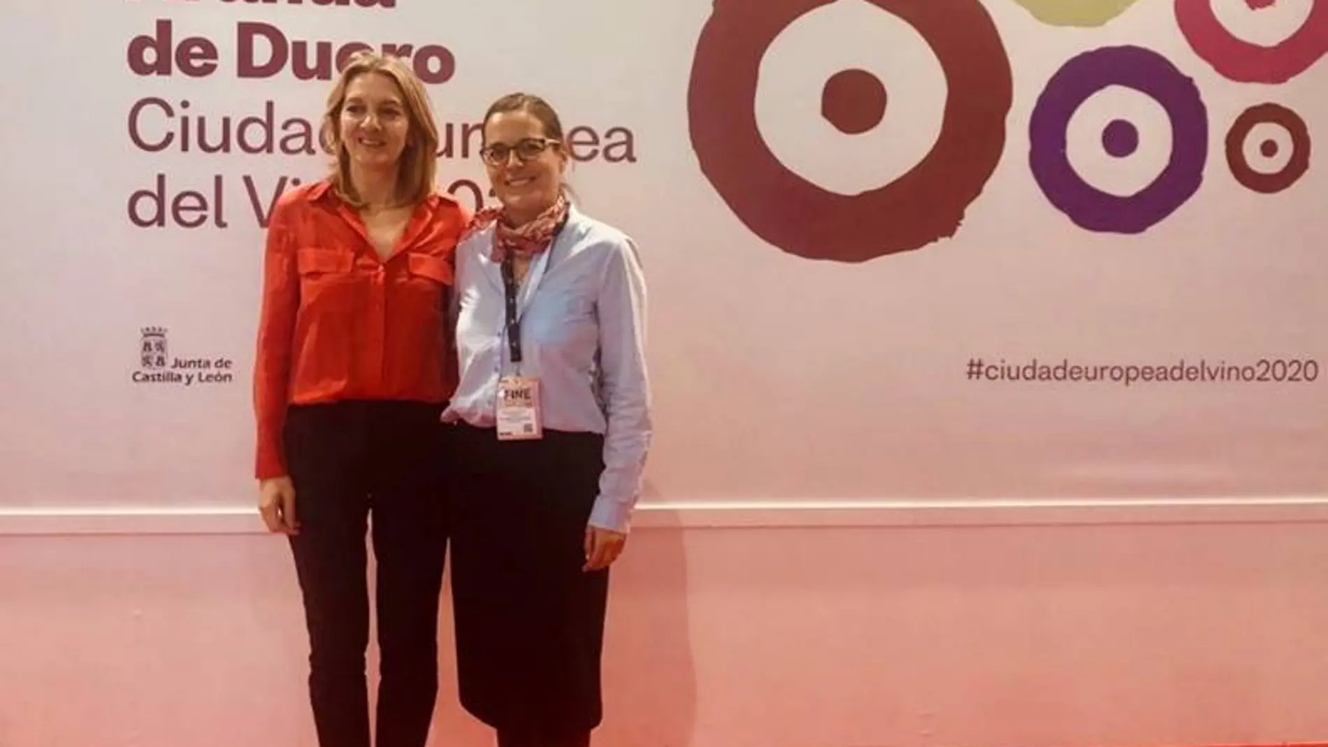 La directora de Turismo de la Junta, Estrella Torrecilla, y la concejala de Turismo del Ayuntamiento de Aranda de Duero, Olga Maderuelo, en el expositor de la Ciudad Europea del Vino