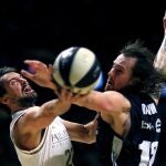 El base del Real Madrid Sergio Llull lanza a canasta defendido por el checo Ondrej Balvin, del Bilbao Basket