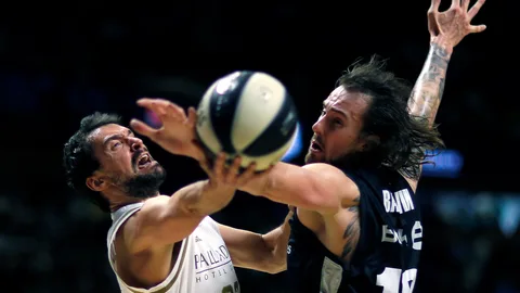 El base del Real Madrid Sergio Llull lanza a canasta defendido por el checo Ondrej Balvin, del Bilbao Basket