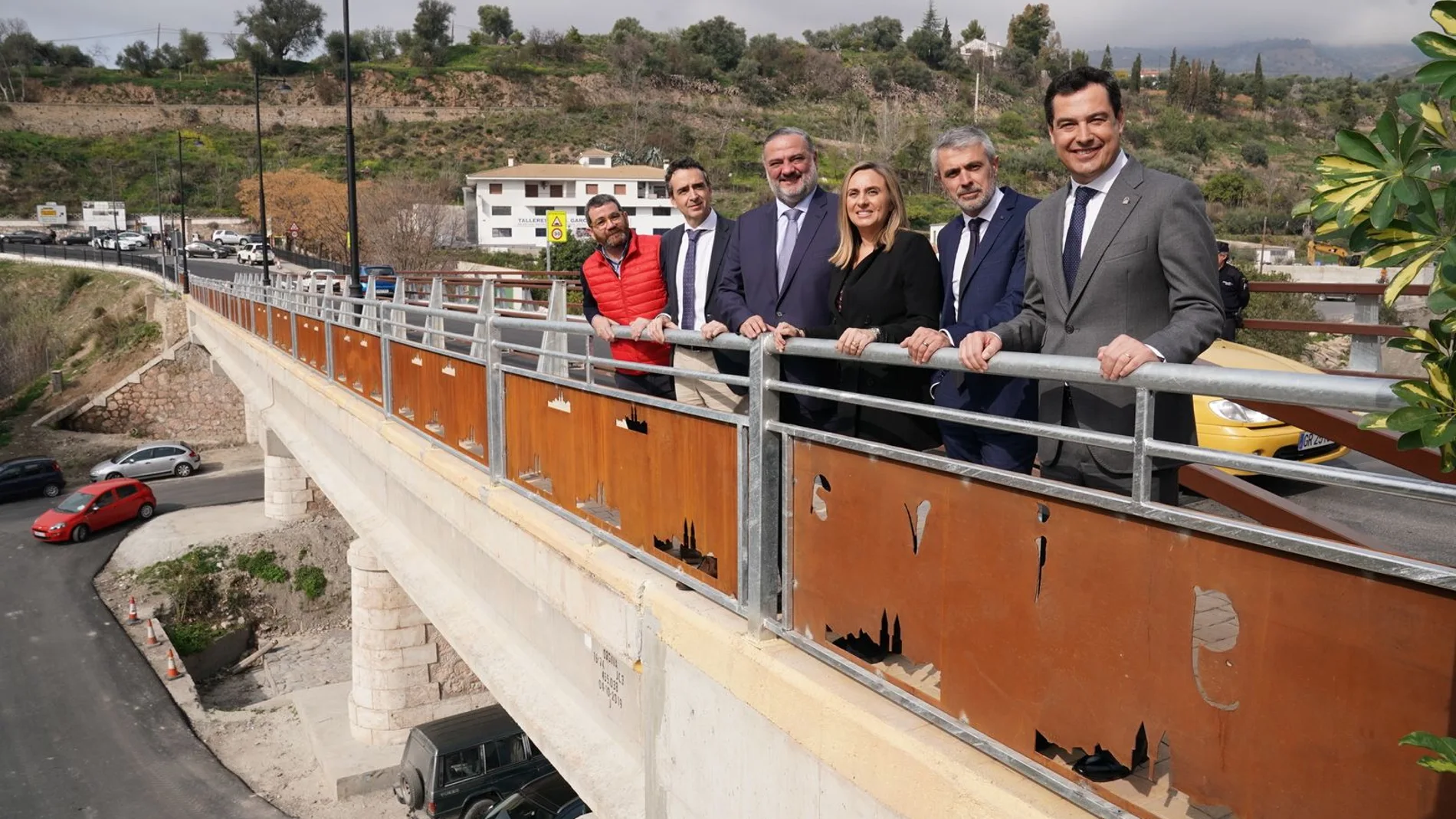 Juanma Moreno inauguró el nuevo puente sobre el río Chico, en Órgiva (Granada)