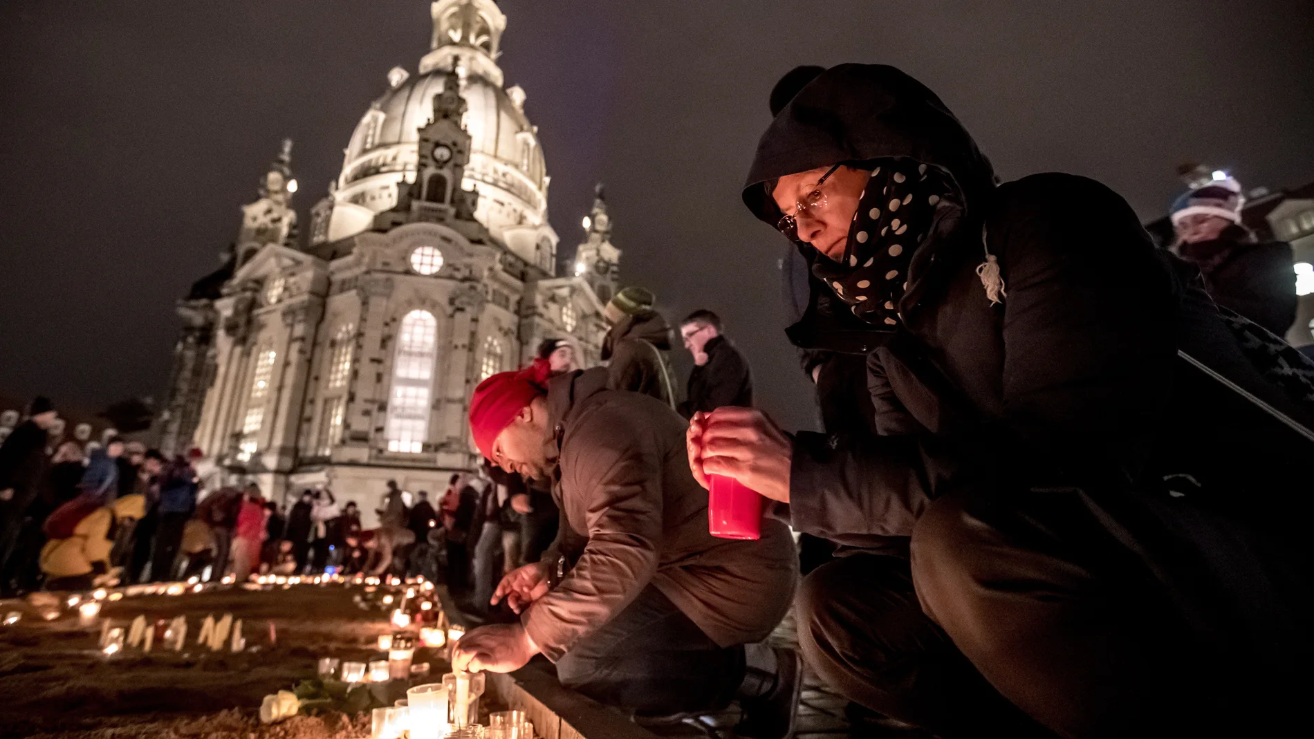Ciudadanos encienden velas en recuerdo de las 25.000 víctimas de la destrucción de la ciudad de Dresde en 1945/EFE