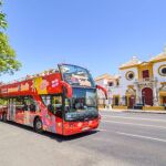 Imagen de archivo de un autobús de City Sightseeing recorriendo Sevilla
