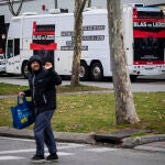 Autobús protesta aparcado frente la Asamblea de Madrid promovido por un grupo de padres del Colegio Blas de Lezo en protesta contra la directora del colegio, recorre estos días la ciudad de Madrid.