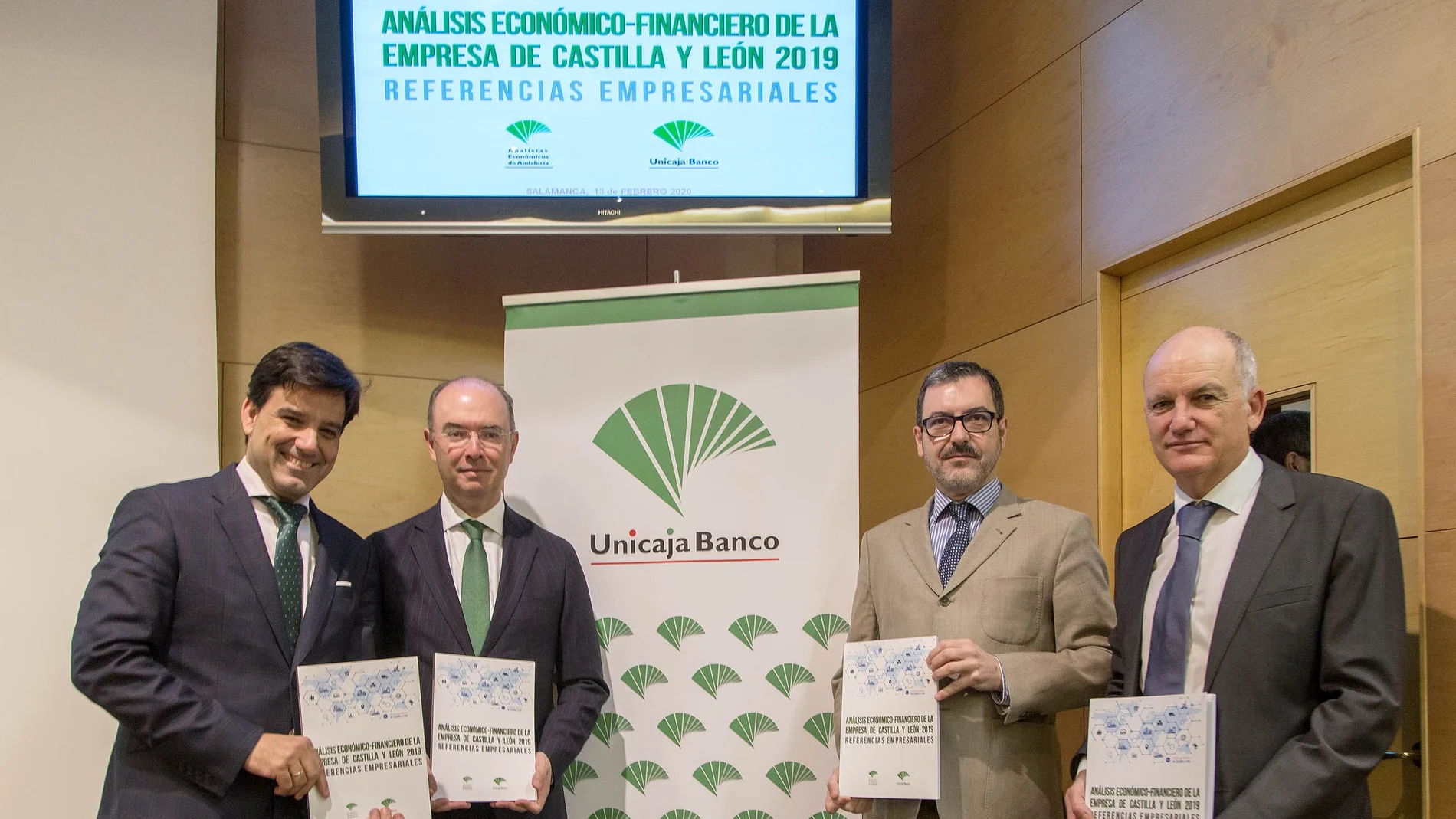 Unicaja Banco presenta el informe 'Análisis económico-financiero de la empresa de Castilla y León 2019'. En la imagen (de I a D), el director territorial de Unicaja Banco en Salamanca, Manuel Rubio; el director de Banca de Empresas de Unicaja Banco, José Manuel Alba; el consejero de Análisis Económicos de Andalucía Jose Ignacio Sánchez y el coordinador del informe, José Antonio Muñoz