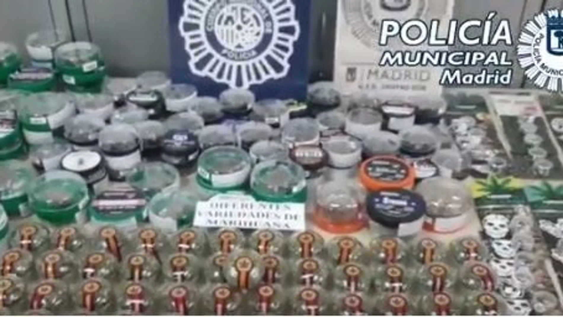 Sucesos.- Requisados 1.250 artículos con restos de cannabis y medio kilo de marihuana de una tienda de la calle Atocha