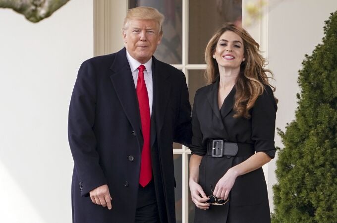 Donald Trump posa con la modelo Hope Hicks, que fue su jefa de comunicación hasta marzo de 2019