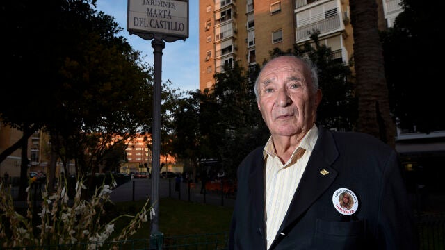 El abuelo de Marta del Castillo, José Antonio Casanueva, ante una placa que recuerda a la adolescente asesinada