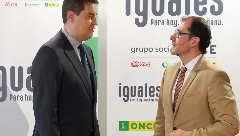 El consejero de la Presidencia, Ángel Ibáñez, conversa con Ismael Pérez, delegado territorial de la ONCE en Castilla y León