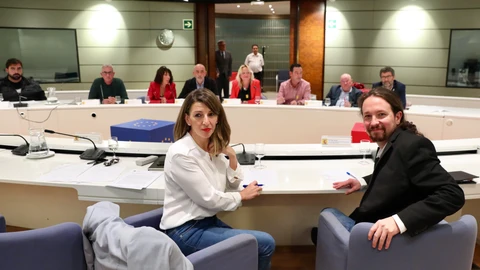 Los ministros Pablo Iglesias y Yolanda Díaz en una reunión con sindicatos agrarios de Andalucía y Extremadura.