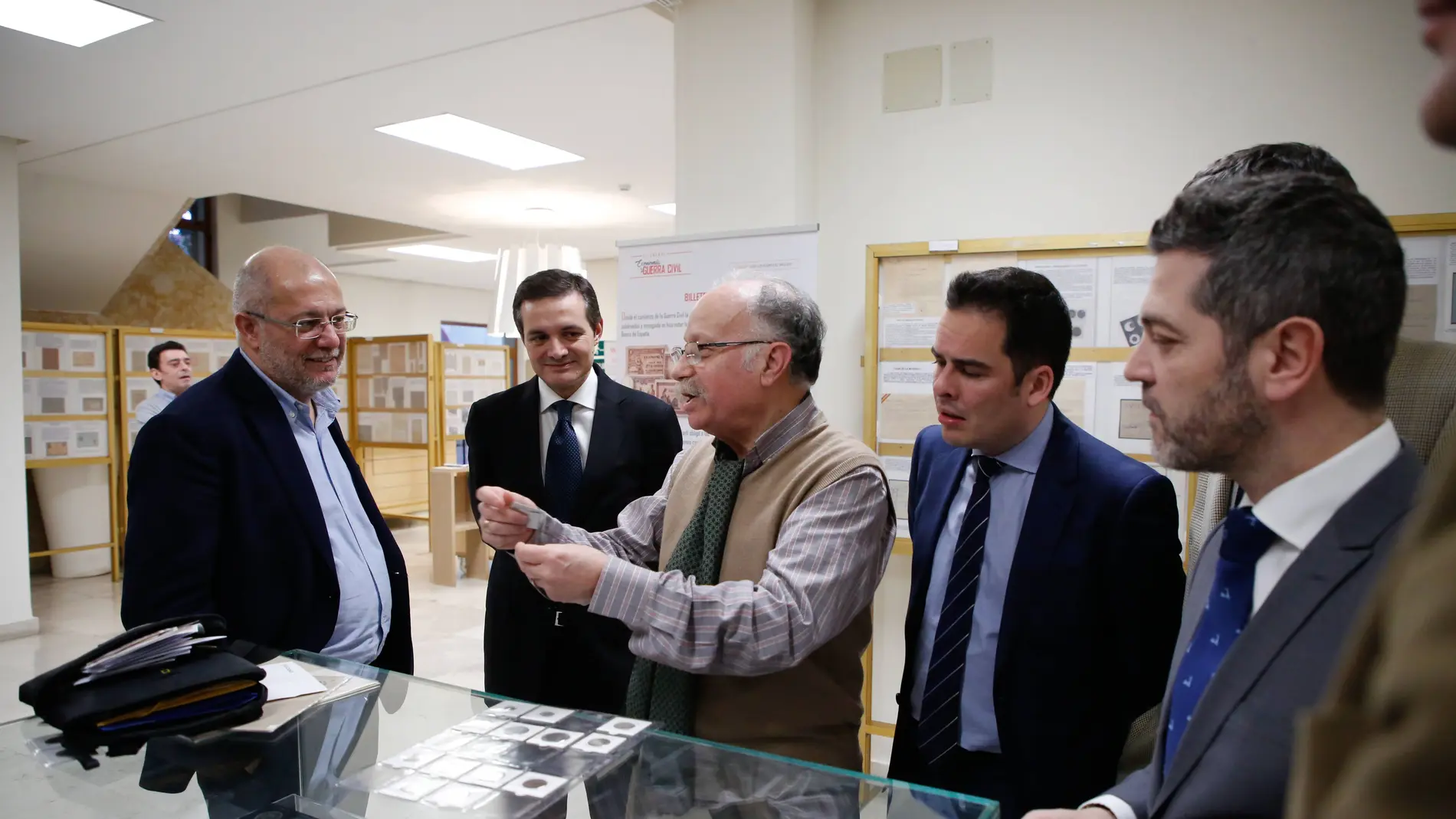 El vicepresidente de la Junta, Francisco Igea, visita la exposición "Economía y Guerra Civil" ubicada en el Archivo Provincial de Salamanca