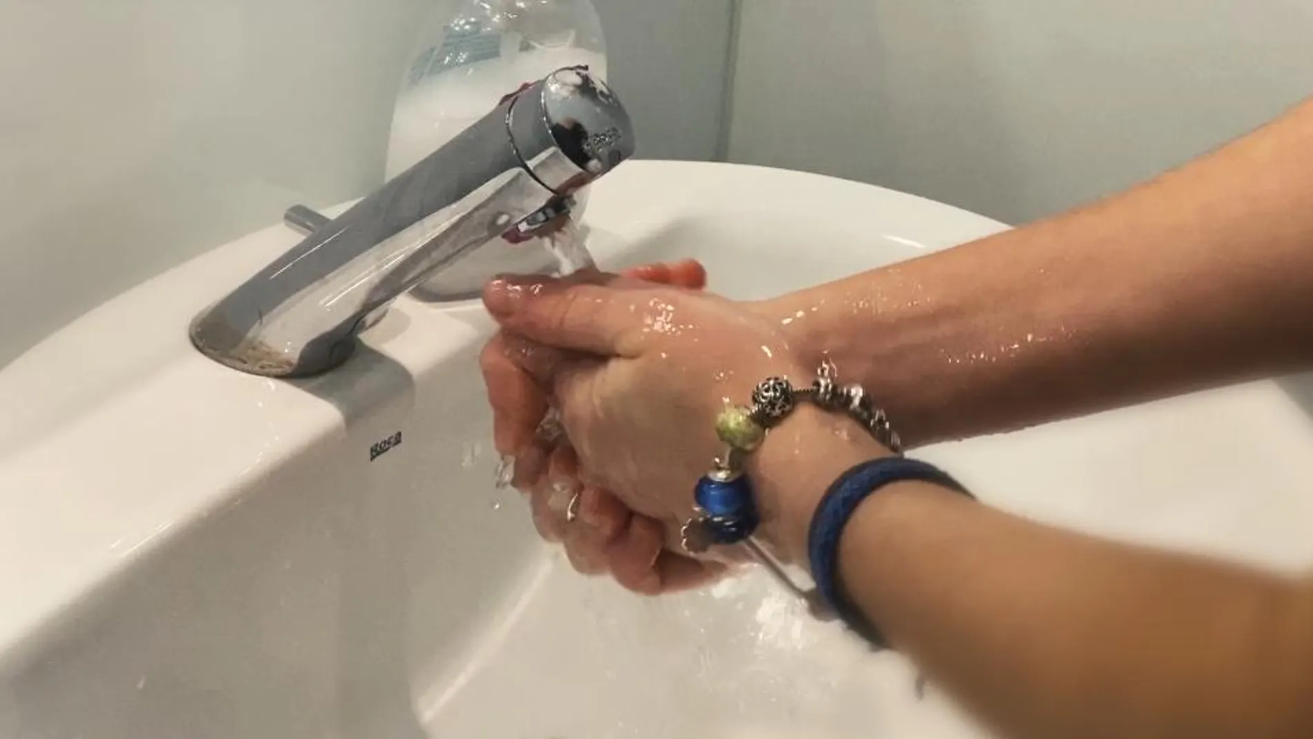 en menos de un minuto, un lavado de manos eficiente puede contribuir de forma significativa a reducir el riesgo de enfermedades