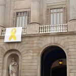 Un juez prohíbe poner un lazo amarillo en el Ayuntamiento de Barcelona porque vulnera derechos