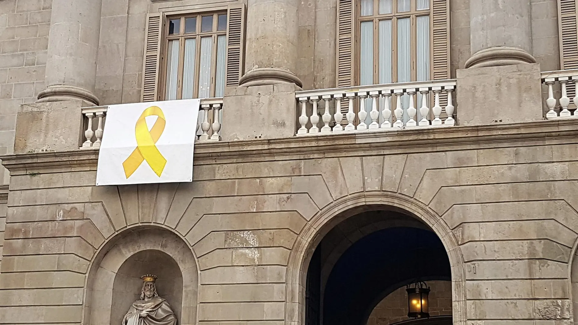 Un juez prohíbe poner un lazo amarillo en el Ayuntamiento de Barcelona porque vulnera derechos
