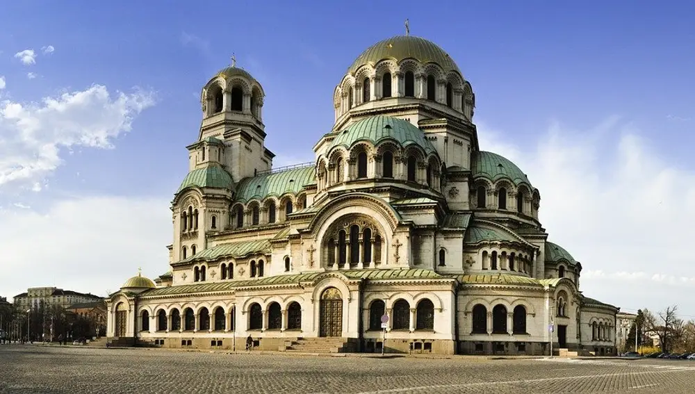 ¿Cómo no sentirnos pequeños, tan necesario hoy en día, ante la grandeza de la Catedral de Alejandro Nevski?